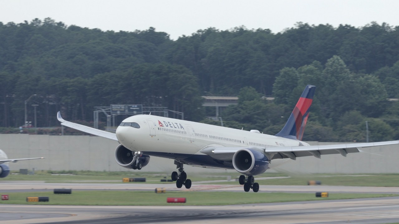 Golden Hour to Night Lights at ATL ✈ Rare Challenge 747 + Heavy Jet Action in 4K!
