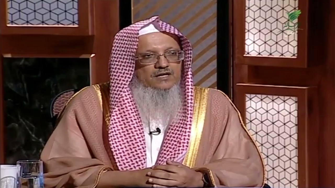 ما حكم الصلاة في ساحة المسجد رغم عدم امتلاءه بالداخل؟ |فضيلة الشيخ د. عبدالرحمن العسكر
