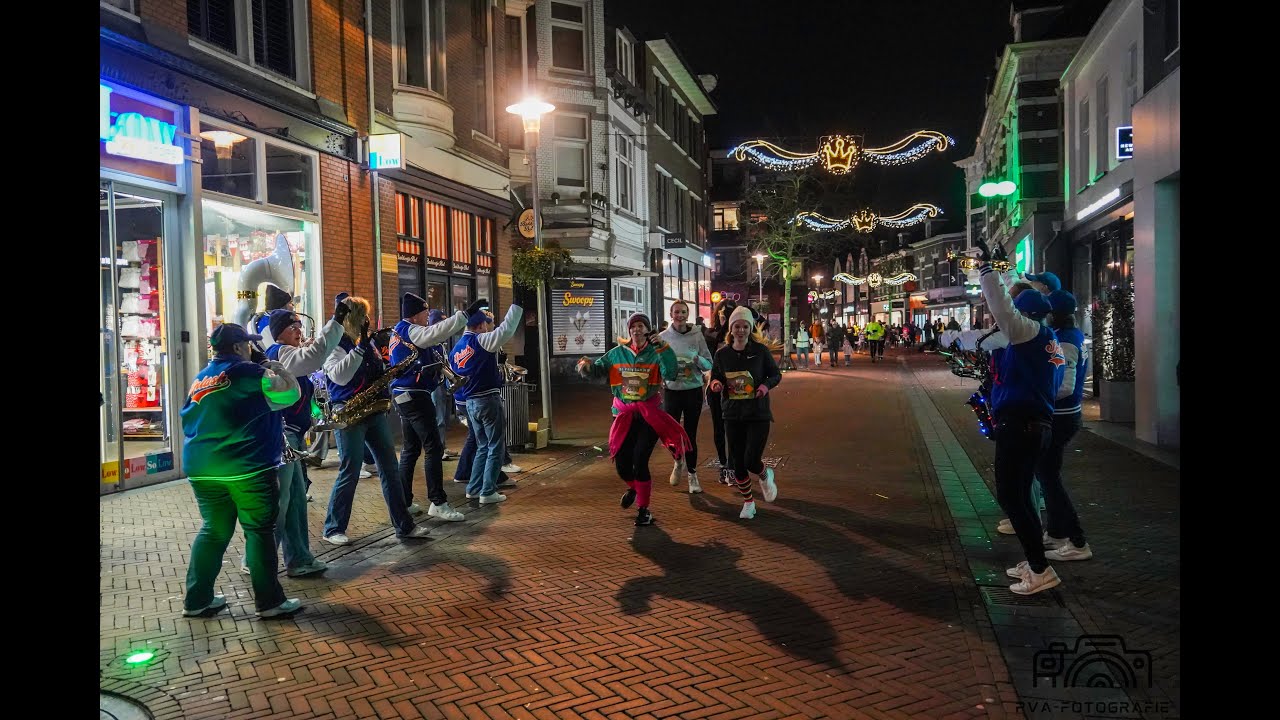 Midwinter Marathon 2026 start met sfeervolle nightrun door Apeldoornse binnenstad