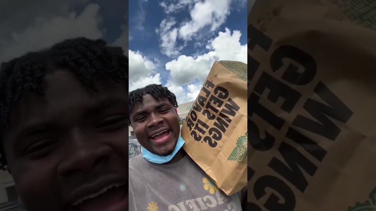 I TRIED WINGSTOP CHICKEN SANDWICHES! 