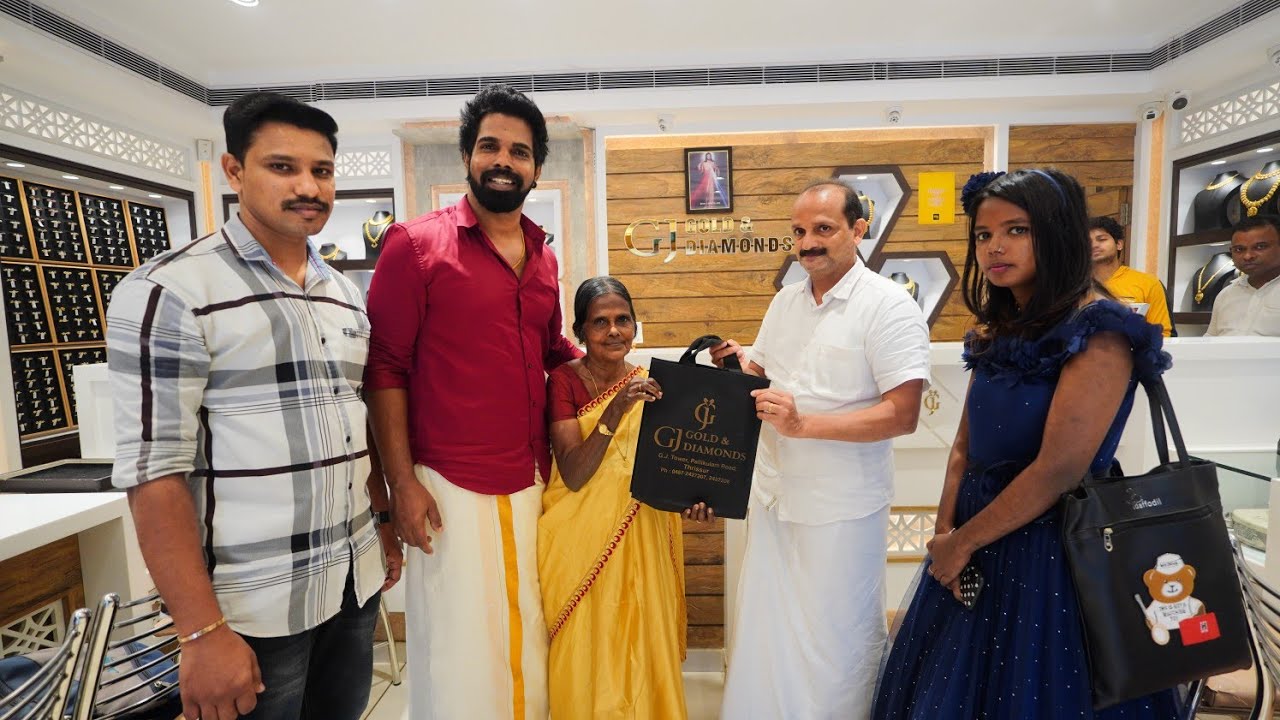 അമ്മച്ചിക്ക് രണ്ട്. വള മേടിച്ചു G.j gold & diamond Thrissur... കിടിലൻ ഓഫറാണ്..