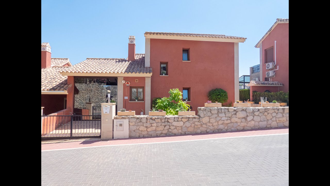 IMMACULATE FRONTLINE VILLA ON LA FINCA GOLF RESORT REF: 410623