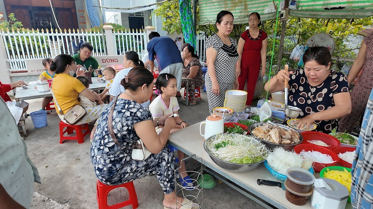 Quán bún ở quê ngon rẻ bà con ăn uống cười rôm rả | Long Xuyên TV 