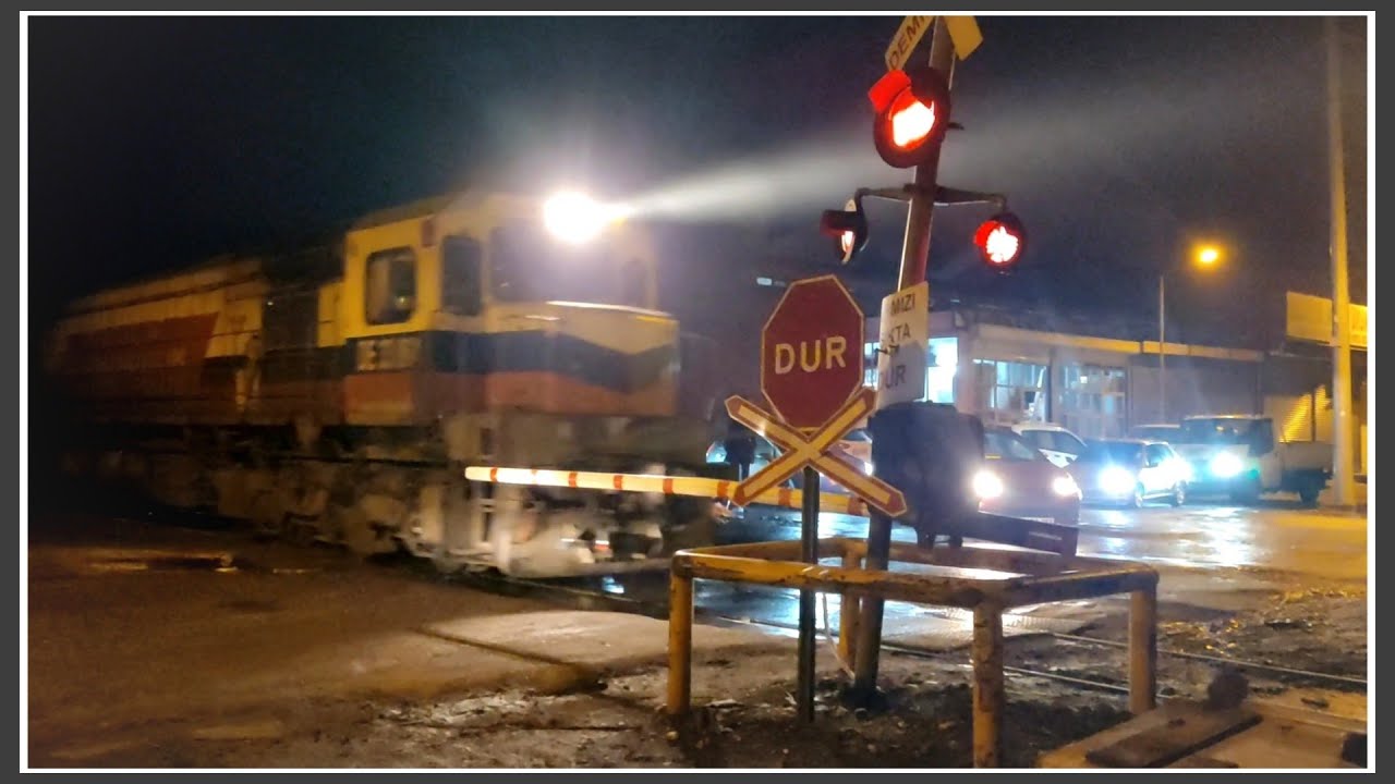 TCDD DE 33064 + DE 33041 UZUN YÜK TRENİ | LONG FREIGHT TRAIN | HEMZEMİN GEÇİDİ | LEVEL CROSSING |