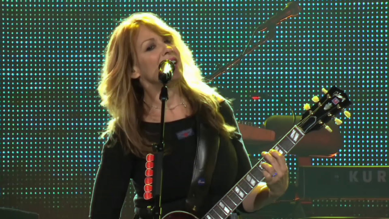 HEART 'Fanatic' - Nancy Wilson (outstanding guitar stage presence)