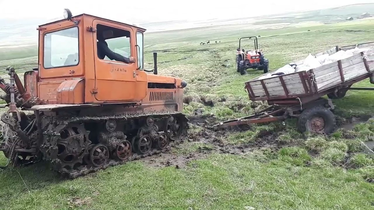 Застрял прицеп с грузом в болоте, вытянул дт75 #дт75 #прицеп #болота