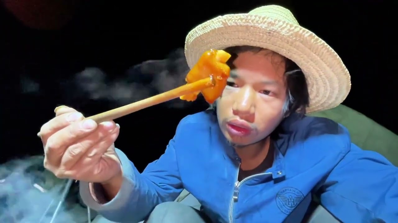 骑行到酒泉，羊肉摊老板送了8个羊脚，露营闲置房旁大吃一顿 #穷游 #户外美食 #露营