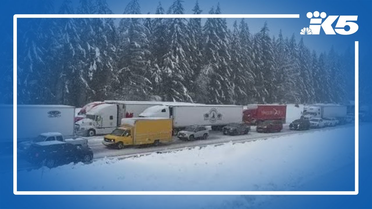 Drivers stranded on Snoqualmie Pass amid snowstorm