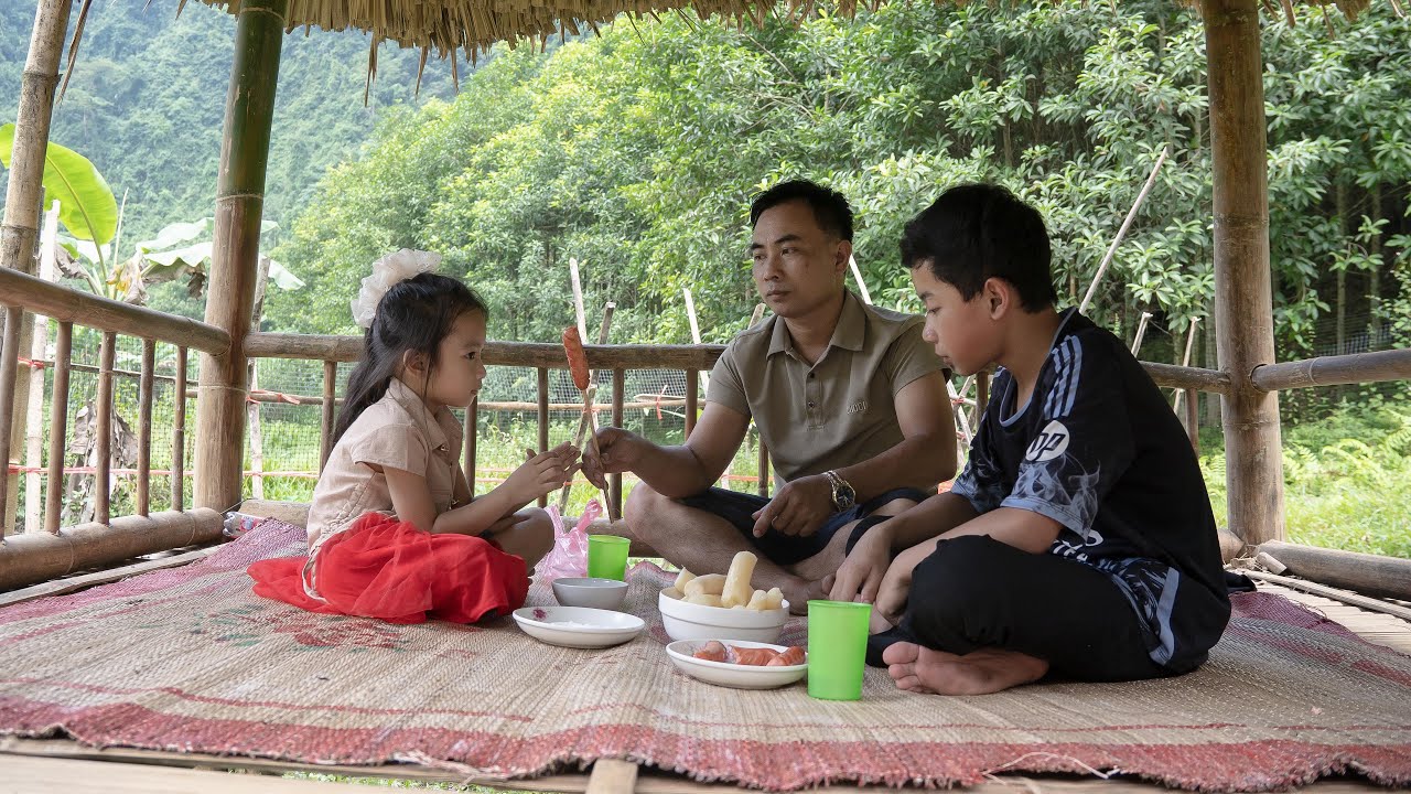 Chúc helps Yen Manh and his wife grow grapefruit. Chúc lets the two children play in the tent.