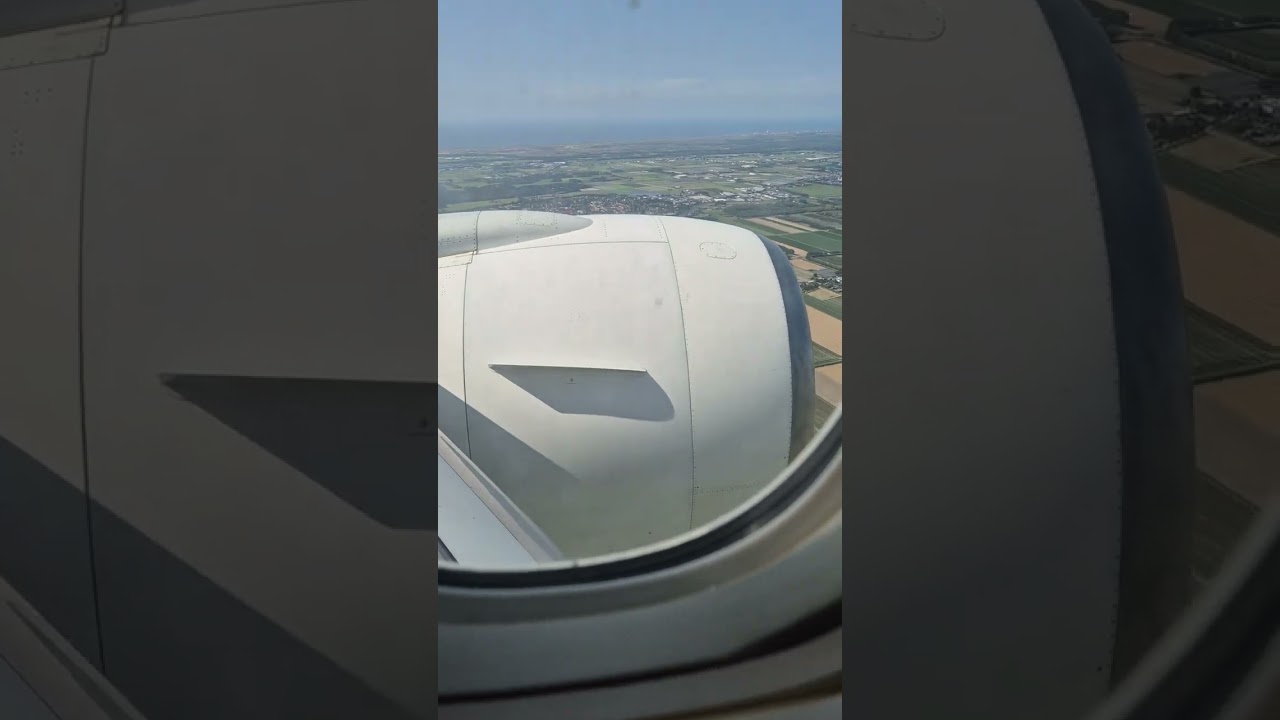 Boeing 777-300 landing