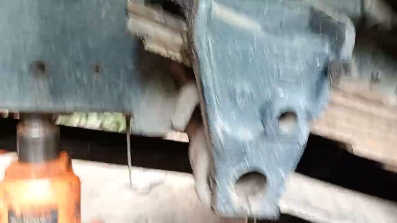 #Segunda parte del cambio del #tornillo de centro parte trasera.#muelles #truking #taller