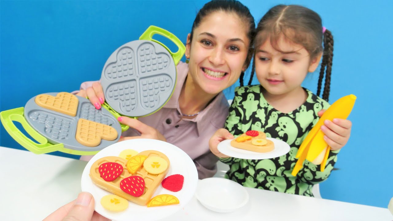 Anne kız oyunları. Ayşe ve Defne enfes waffle yapıyor. Yemek yapma oyunu