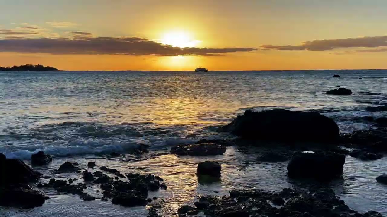 Last Saturday at Anaeho'omalu Bay 4 of 5 - Island Horizon Videos 2064