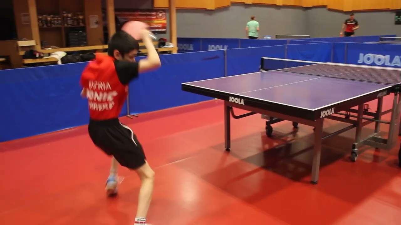 Louis Fegerl trainiert mit Vater Stefan Tischtennis