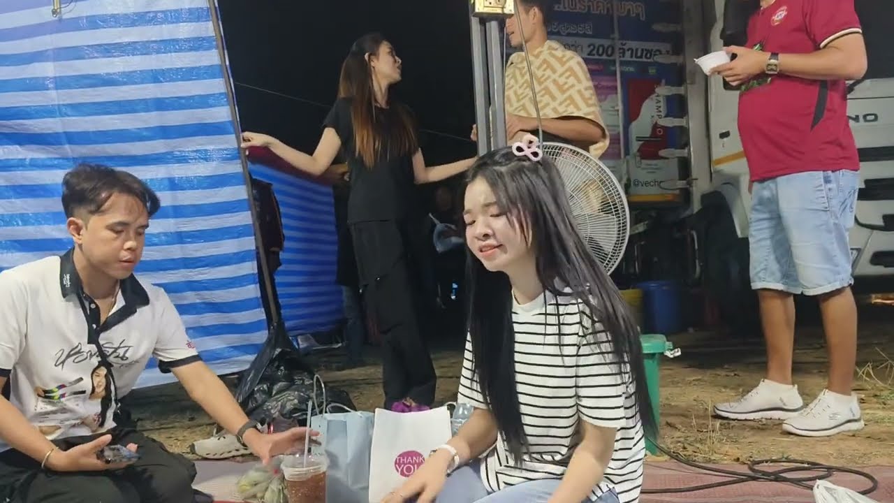 กิวกิ๋วกิว อุ๋งอิ๋งได้อะไรกินน่ะ  น่าอร่อยจัง!!#สาวน้อยเพชรบ้านแพง #อุ๋งอิ๋งเพชรบ้านแพง #กุ้ง 