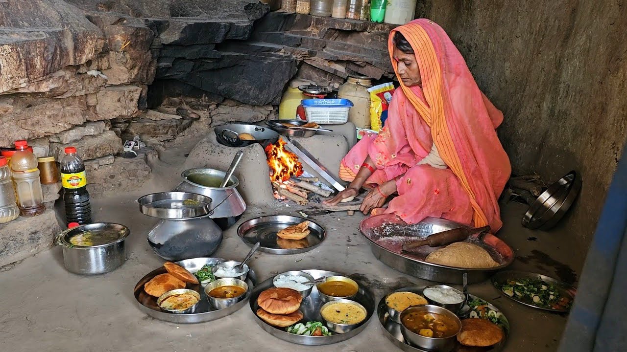 Chitrakoot :माता जी की सात्विक भोजन प्रसादी //पहाड़ की चट्टानों में  करती हैं तपस्या