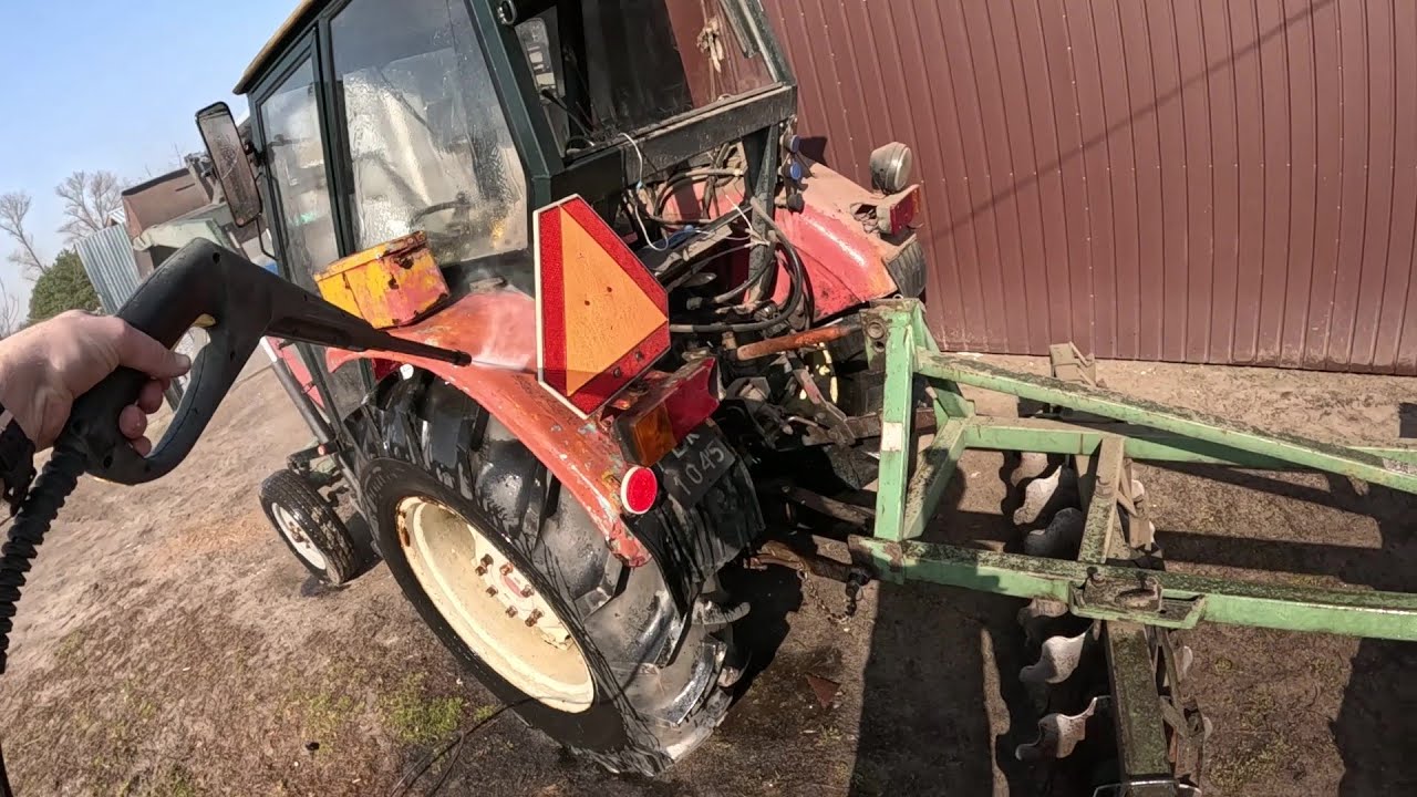 Ursus C-355 i talerzówka Bomet i wałek strunowy. Równe pole po talerzowaniu