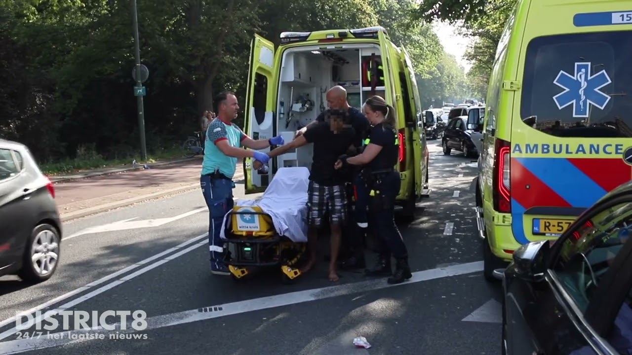 Alcomobilist veroorzaakt aanrijding; gaat zwemmen en slaat agent in gezicht Vreeswijkstraat Den Haag