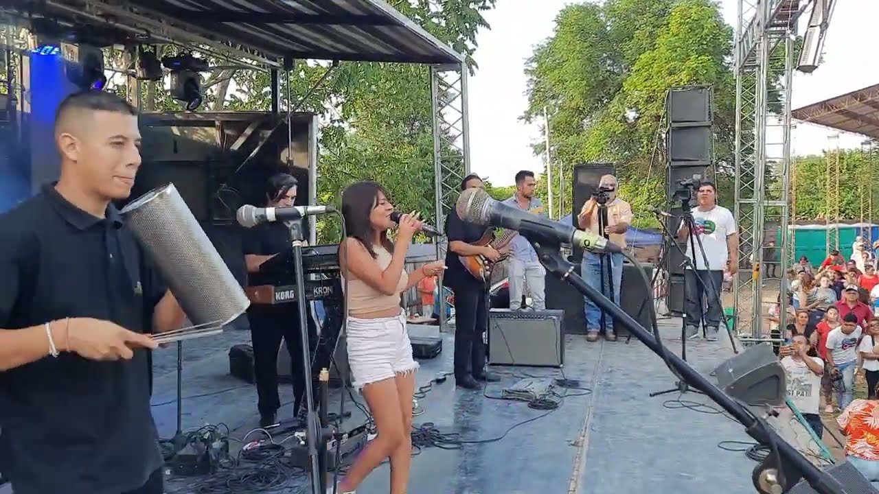 ADRIAN, DEBORA Y LOS DADOS NEGROS- EN VIVO EN EL COMPLEJO POLIDEPORTIVO CAIMANCITO