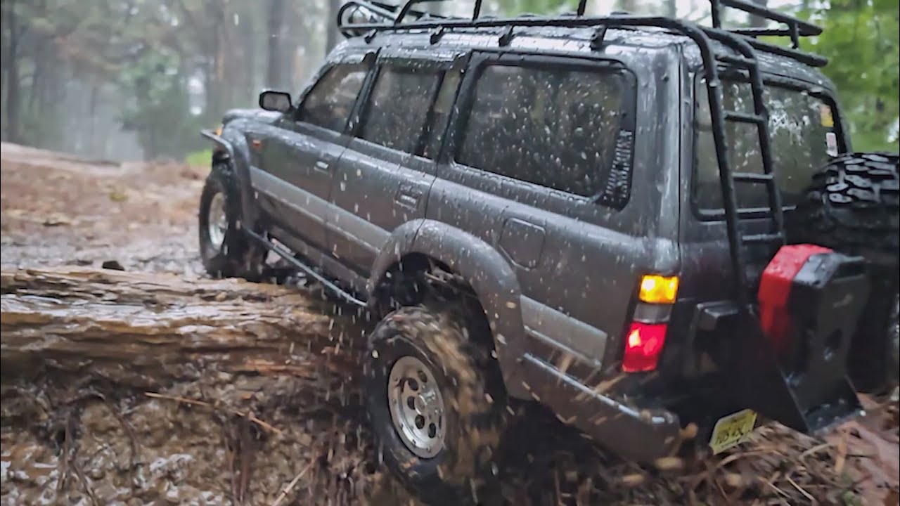 Axial SCX10 II - Toyota Land Cruiser LC80 - rainy day forest rock crawling ASMR