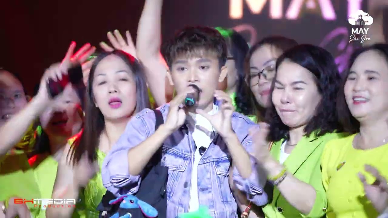 Khán giả vây kín hát cùng Hồ Văn Cường bài hát 