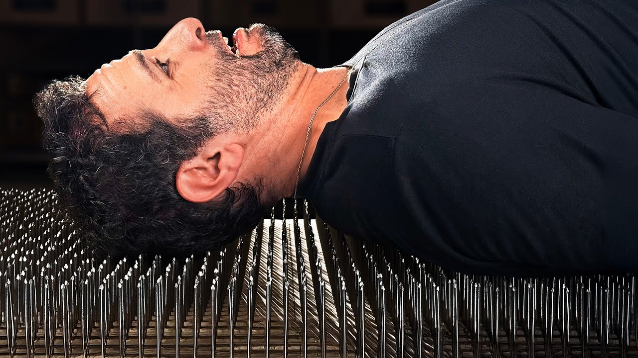 TESTE EXTREMO: Cama de PREGOS + Bloco de CONCRETO + MARRETA!
