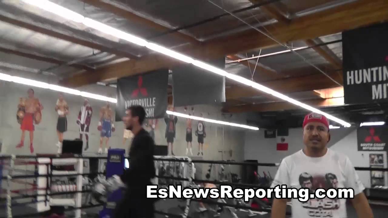 Robert Garcia Working Mitts With Alex Gvozdyk - hardest hitting puncher in oxnard EsNews