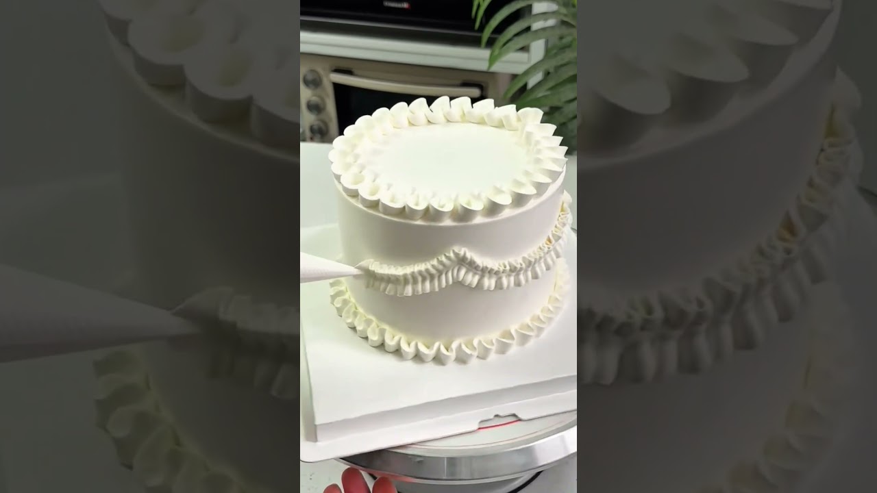 Excellent Cake Pipping With Pipping Bag 