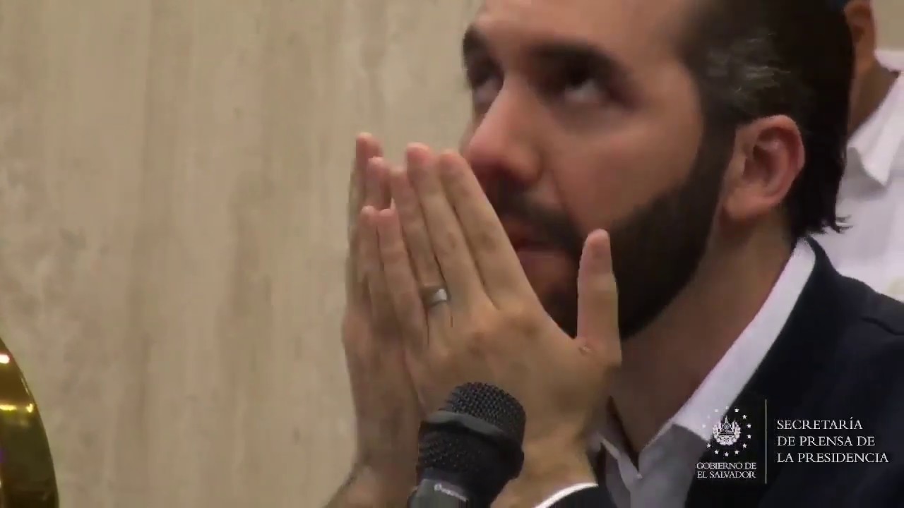 Nayib Bukele LLORA Y DICE QUE DIOS LE HABLÓ / Reza sentado en la silla del PRESIDENTE DEL CONGRESO