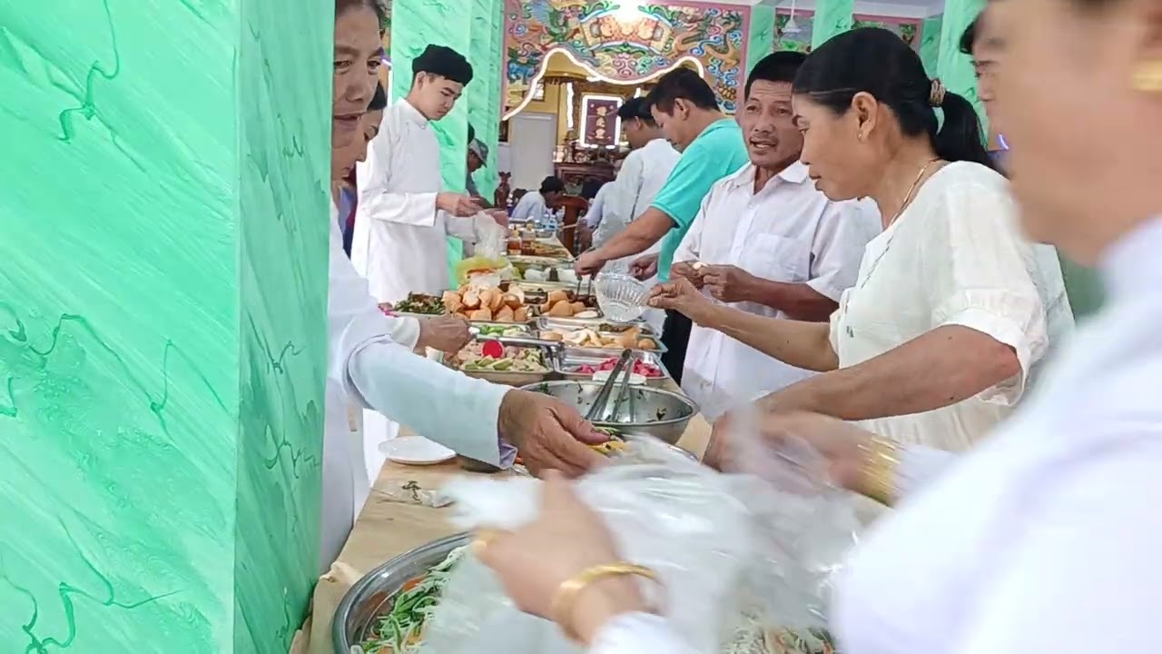 Những  món chạy  cho  bà con và đồng đạo  dùng tiệc  búppe  chạy  ngày phát quà. 