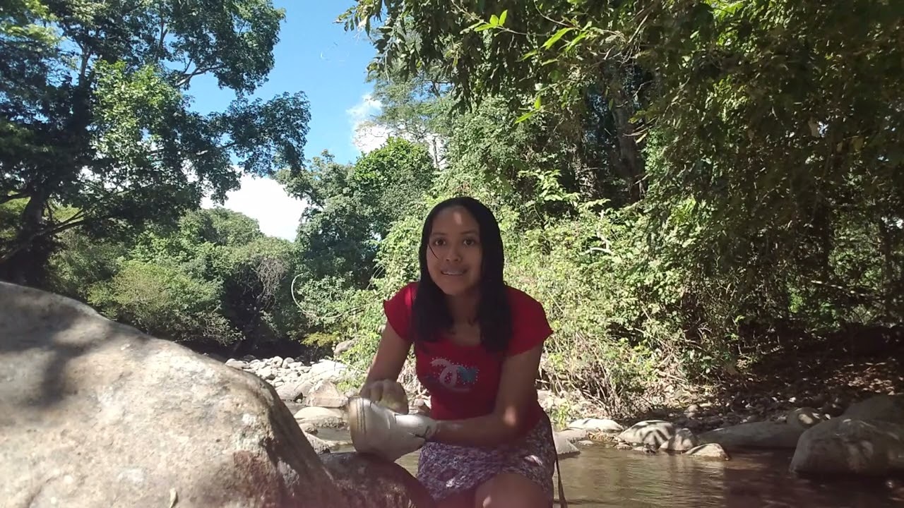 chica salvadoreña se fue  a lavar sus zapatos en su hermoso rio mira lo que sucede xd.