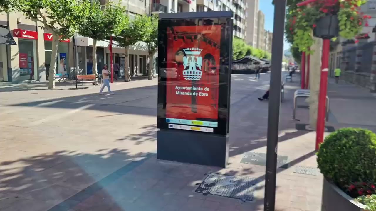 Mupis digitales de 75” pulgadas ubicados en Miranda de Ebro para publicidad exterior