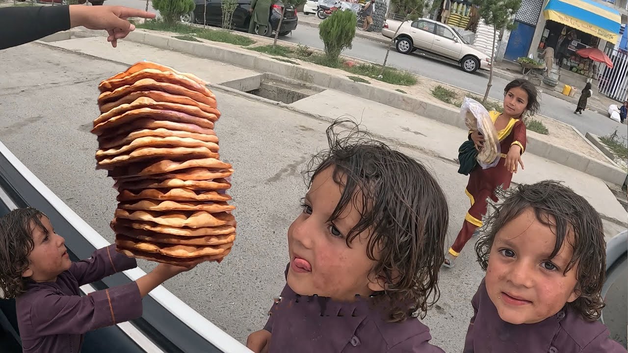 戰爭給老百姓帶來太多的苦難，滿大街都是食不果腹的孩子，看著饢餅饞的流口水【NO:448】