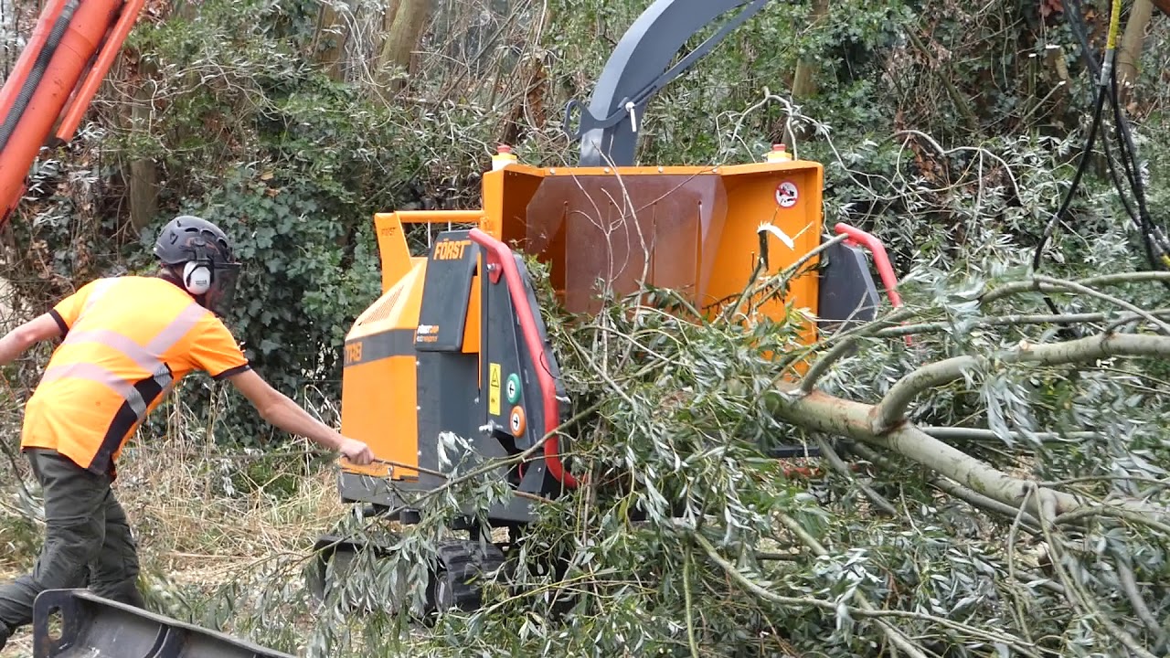 Tree Surgeons - Forst TR8 - Real Life Demo. KX080-3 - Crane Fed Chipping - Utility Arb - Unimog.