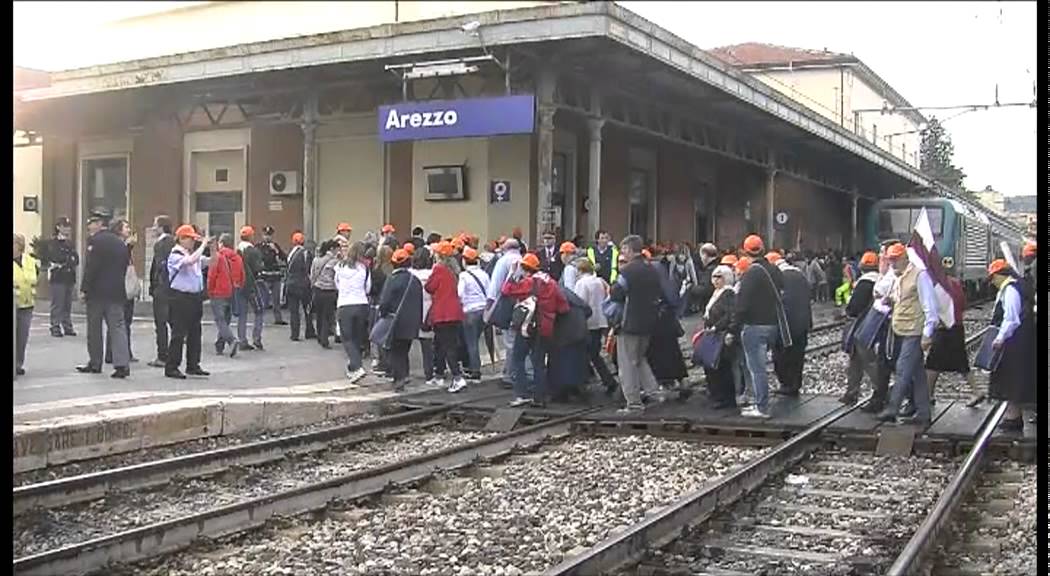 L'arrivo dei pellegrini alla stazione di Arezzo