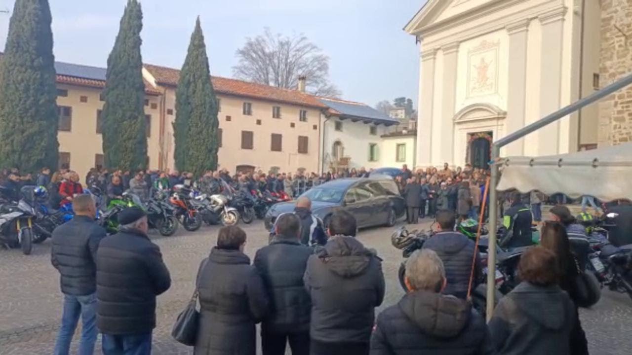 Il rombo delle moto per l'ultimo saluto a Omar Baulini, morto a 31 anni