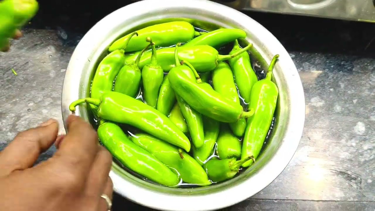 बिना भूख के भी चार चार रोटी खा जाओगे जब बनाओगे ऐसी हरी मिर्च की सब्जी | Moti hari mirch recipe