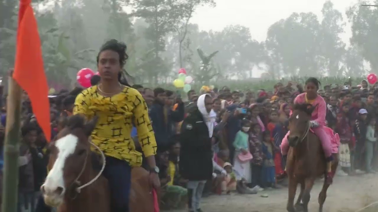 রৌমারী কুড়িগ্রামে তাসমিনার সাথে সেলফি তুলতে পেছনে পেছনে ঘুরছে এলাকার উঠতি বয়সী যুবকেরা !