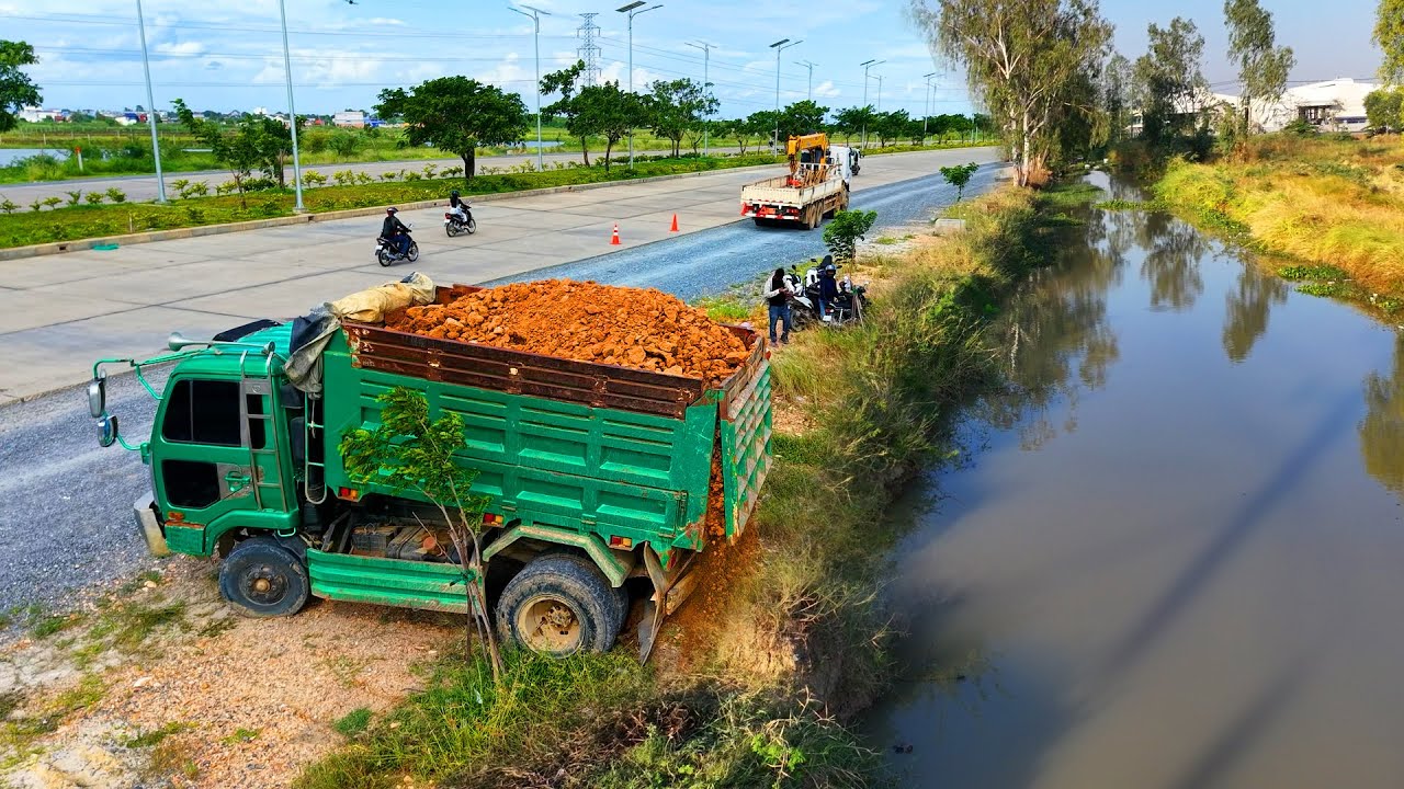 Supper Strong Bulldozer KOMATSU D31P Push the Rocks & Stone, Dump Truck unloading