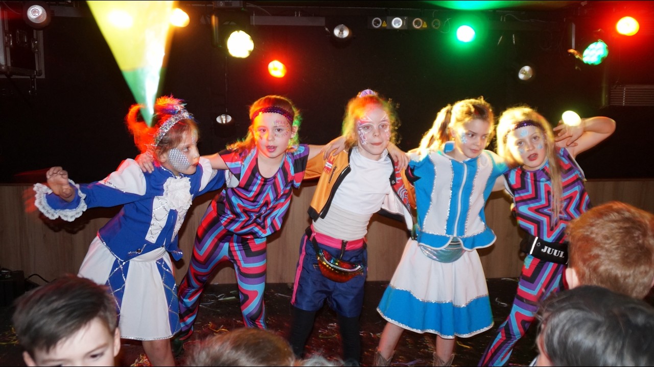 Muziekmix, door Maud, Nanne, Jana, Juul en Lise (playback)