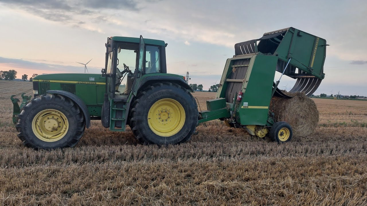 Prasowanie słomy jeczmniennej a raczej sieczki, John Deere 6910, John Deere 550