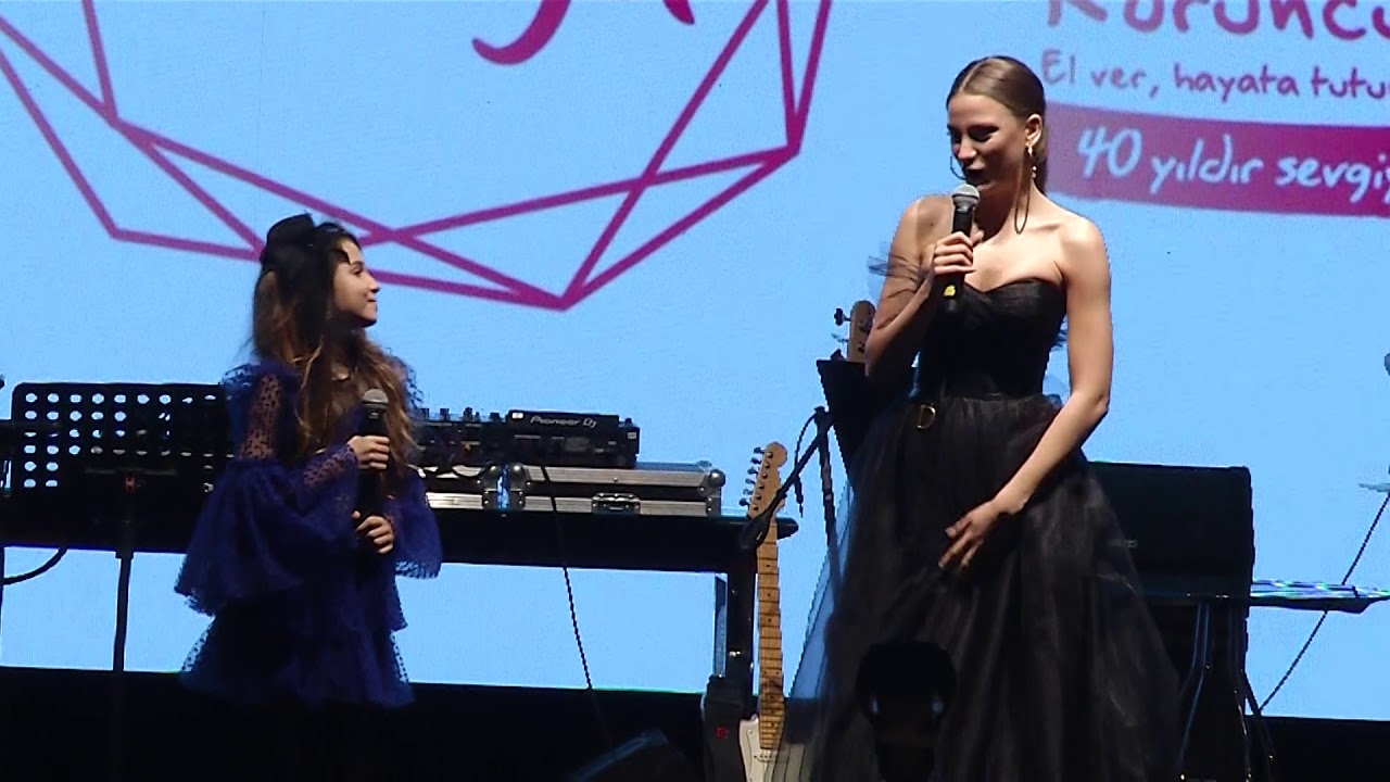 Serenay Sarıkaya şarkı söyledi