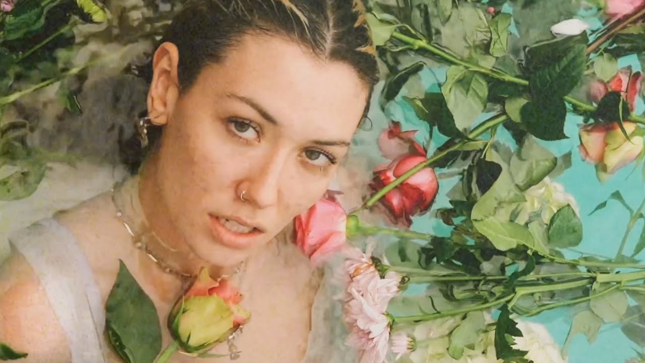 Nieve Ella - Sugarcoated (Official Visualiser)