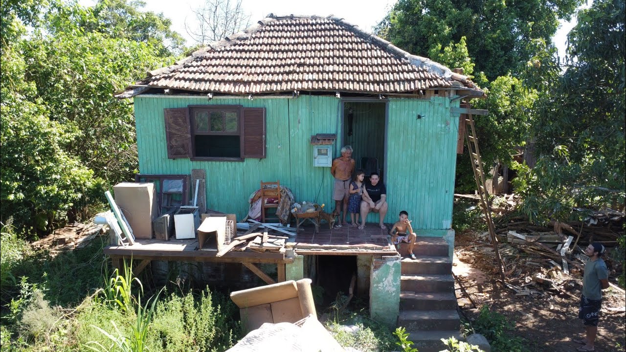 ESTÃO VOLTANDO PARA AS CASAS DESTRUÍDAS PELA ENCHENTE PORQUE NÃO TÊM PARA ONDE IR!
