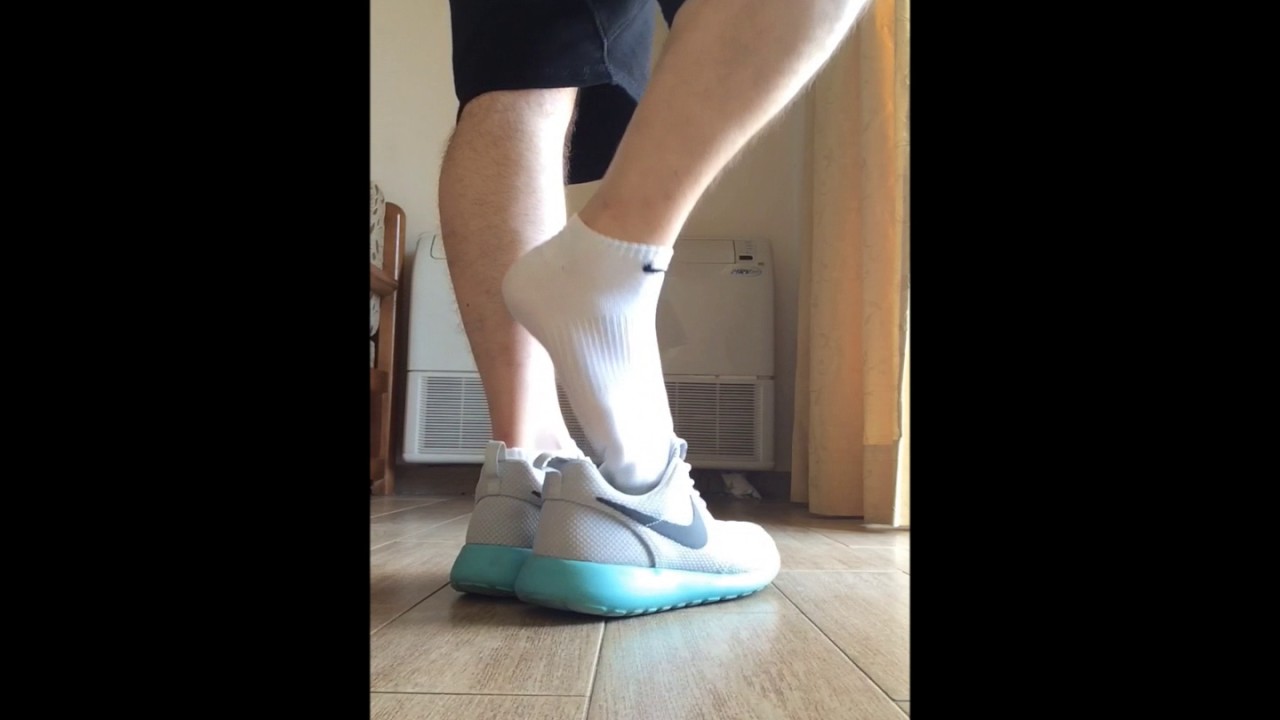 Nike Roshe Run and socks