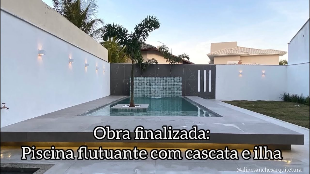Piscina com borda flutuante, cascata e ilha: obra finalizada. Casa em condomínio fechado, moderna.