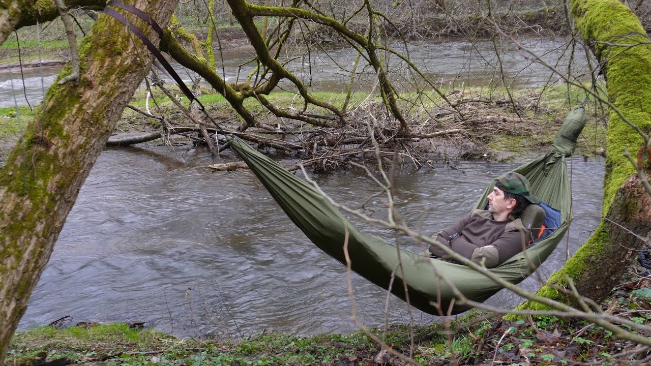 BIWAK Z HAMAKIEM NAD RZEKĄ