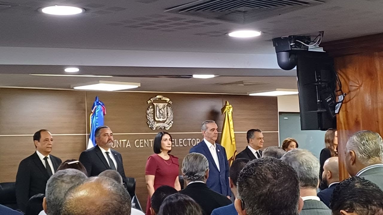 Entrega oficial de la nueva cédula a Luis Abinader