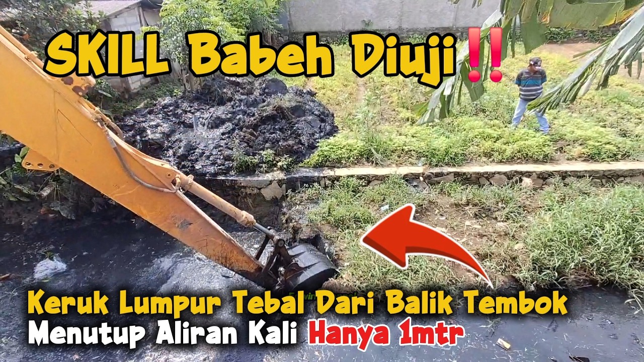 SKILL Babeh Diuji ‼️ Keruk Lumpur Tebal Dari BALIK Tembok Menutup Aliran Kali Hanya 1mtr