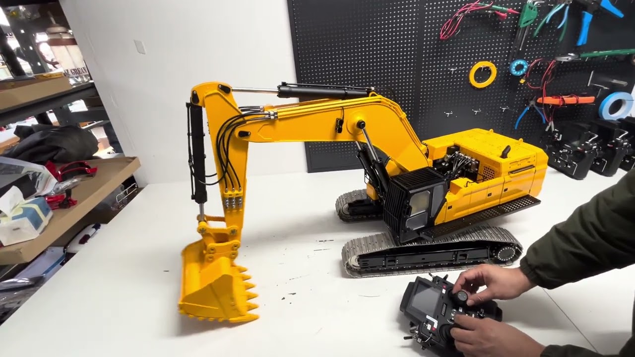 TOUCAN RC HOBBY 1/12 RC Hydraulic Heavy Excavator 395F Metal Remote Control Excavator THZH2257
